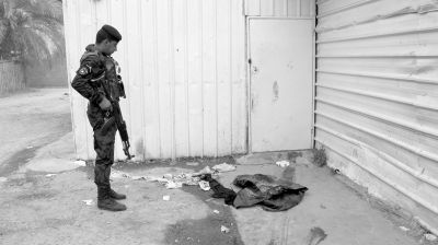 7月13日，伊拉克巴格達(dá)，警察在發(fā)生槍殺案的現(xiàn)場(chǎng)勘察。