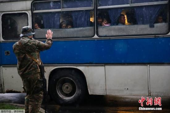 烏克蘭頓涅茨克，烏克蘭政府軍對(duì)當(dāng)?shù)爻掷m(xù)炮擊，民眾為躲避戰(zhàn)火，紛紛登上列車(chē)離開(kāi)。