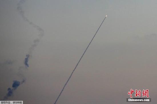 當(dāng)?shù)貢r(shí)間2014年7月13日，以色列斯德洛特，從加沙地帶飛往以色列境內(nèi)的導(dǎo)彈劃破夜空。