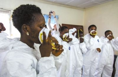 9月18日，塞拉利昂護(hù)士接受使用埃博拉防護(hù)裝備培訓(xùn)。新華社發(fā)