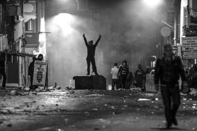 　10月8日，在土耳其伊斯坦布爾，同情難民遭遇的庫爾德人進行游行示威，指責政府應對“伊斯蘭國”武裝不