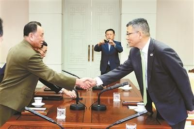 10月15日，韓國國防部國防政策室室長柳濟升和朝鮮人民武裝力量部偵查總局局長金英哲分別率團出席板門店