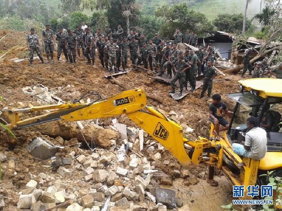 　10月29日，斯里蘭卡救援部隊(duì)抵達(dá)山體滑坡災(zāi)區(qū)展開(kāi)救援。