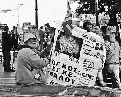 自債務(wù)危機(jī)爆發(fā)以來(lái)，希臘承諾實(shí)施以減薪、增稅、裁員和私有化為主要內(nèi)容的緊縮和改革政策。一系列的緊縮措施使民眾生活受到嚴(yán)重影響，約1/4的家庭陷入貧困。圖為今年1月希臘大選期間，在雅典市中心國(guó)會(huì)大廈前廣場(chǎng)乞討的老人。