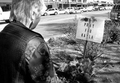 2月10日，美國亞利桑那州，民眾獻(xiàn)花悼念遇難的美國人質(zhì)米勒。圖/東方IC