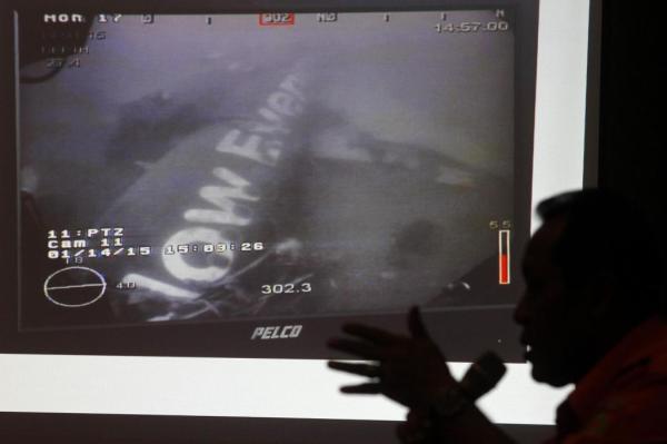 這是1月14日新加坡國防部長黃永宏在其社交網(wǎng)站上傳的亞航失事航班QZ8501機身照片。