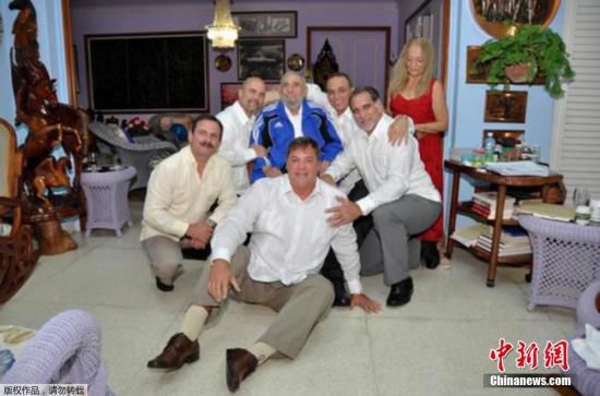 當(dāng)?shù)貢r間2015年2月28日，古巴哈瓦那，古巴前領(lǐng)導(dǎo)人菲德爾·卡斯特羅接見被美國釋放的5名間諜合影。