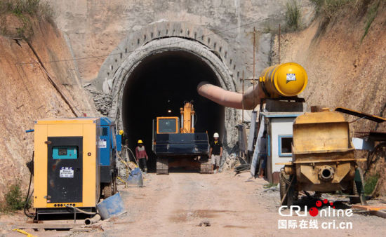 斯里蘭卡南部鐵路項(xiàng)目隧道施工現(xiàn)場(chǎng)。(攝影：孫洋)