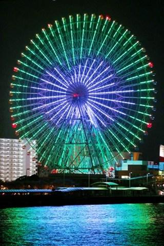 直徑100米的摩天輪上映出多種花式圖案。