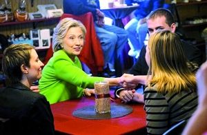 在宣傳片中，希拉里熱情地與三名“普通美國人”交談。