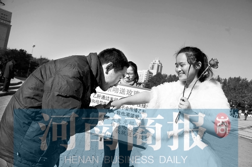 　一名男士上前，準(zhǔn)備親吻女孩的手