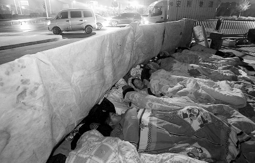 在寒冷的冬夜，為了能省點(diǎn)錢，方便接活，民工們?nèi)运跇蛳隆? complete=