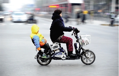 昨日下午，隴海西路桐柏路口，紅燈亮起的瞬間一輛電動車闖過路口。