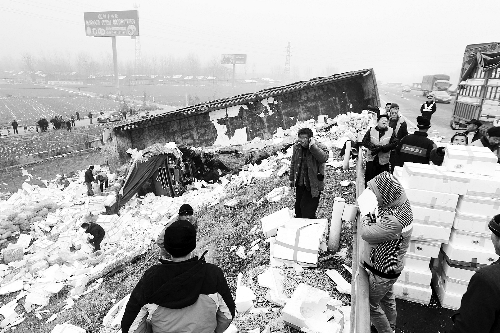 　京港澳高速長(zhǎng)葛段，又一輛拉蔬菜的車翻在路邊