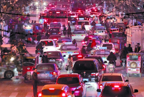 昨晚11點(diǎn)，二七廣場(chǎng)仍較擁堵。圖為東太康路在擁堵中。