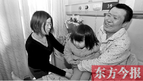 李剛患骨肉瘤急需手術(shù)，最放心不下的就是他的妻子、女兒
