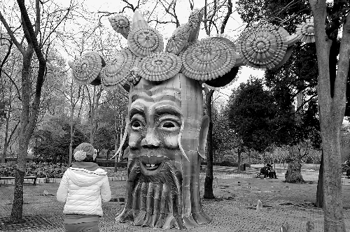 2月5日，游人在鄭州市人民公園內(nèi)欣賞一個由廢舊塑料瓶做裝飾的造型花燈。記者 王 錚 攝