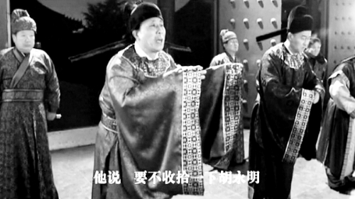 微電影中，“權(quán)貴人士”對“胡永明”多加陷害 視頻截圖