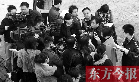 經(jīng)適房“下課”，公租房的申請、租金等備受關(guān)注，圖為鄭州市房管局規(guī)劃和住房保障處處長馮榮智被媒體記者“