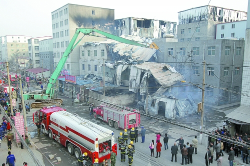 風(fēng)助火勢，6座相鄰的居民樓加建的板房樓陸續(xù)被大火引燃。