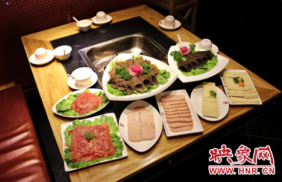 巴奴毛肚火鍋主打的就是半份的菜品。例如這個巴奴毛肚，整份的是42元，而半份只要21元，既便宜又實惠。