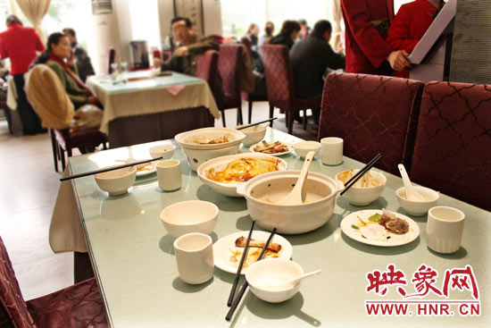 3月22日，阿五美食英協(xié)路店幾位顧客用完餐后，盤子里的食物所剩無幾。