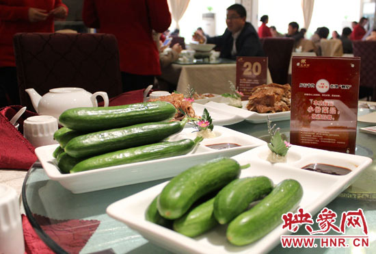 3月22日，阿五美食英協(xié)路店的服務(wù)員為我們展示大份菜品和小份菜品