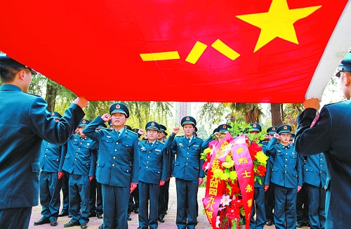 　　“我宣誓:保衛(wèi)祖國藍天不受侵犯!”4月3日,濟空某部的官兵來到內(nèi)鄉(xiāng)縣烈士陵園掃墓,通過敬獻花籃、