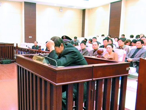 庭審中，楊某一直沒(méi)有抬頭。