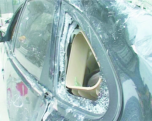 爆炸導致部分窗玻璃碎裂掉落,殃及樓下停放的轎車。