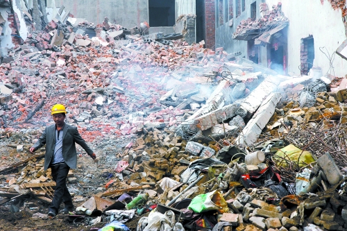 一座清朝老宅被一把火燒成了灰燼。透過(guò)青煙，才能看到它曾存在過(guò)的痕跡