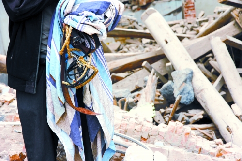 老人手中拿著曾控制住他的電線(xiàn)、床單