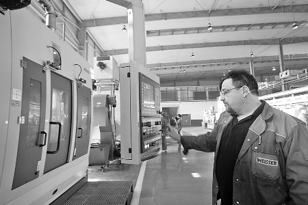 　　▲5月7日，來自德國的專家正在中原內(nèi)配股份有限公司的生產(chǎn)線上調(diào)試設(shè)備。