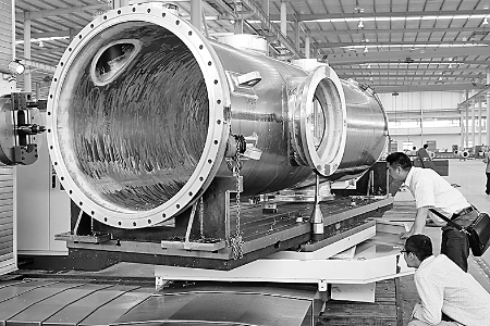 ▲5月6日，河南飛宇實(shí)業(yè)有限公司的技術(shù)人員正在調(diào)試設(shè)備，準(zhǔn)備試生產(chǎn)。