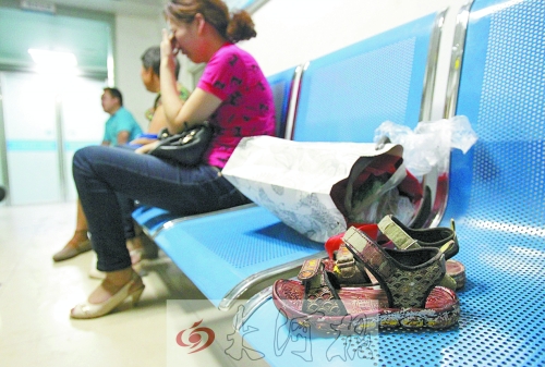 7歲男孩去廁所被“精神病”大男孩捅十多刀,孩子父母和孩子姥姥在手術(shù)室前痛哭。孩子的涼鞋上全是血跡。