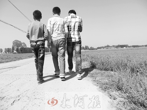 親眼目睹小伙伴在自己面前慘遭橫禍,三個孩子變得異常沉默。