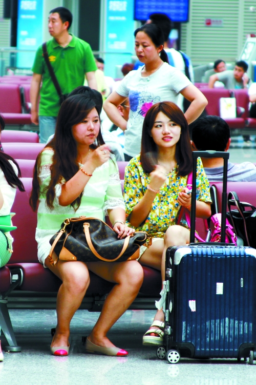 實在太熱，有個美女拿身份證當扇子用