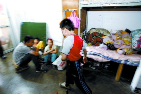 孩子們住在這里，沒(méi)有上學(xué)，大部分時(shí)間是練功，出去表演