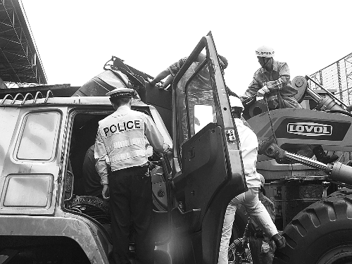 　　調(diào)來鏟車，幫忙救人。