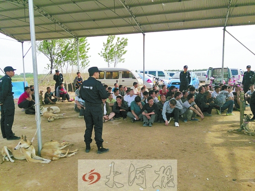 民警突襲賭場，64名涉案人員全部落網(wǎng)。