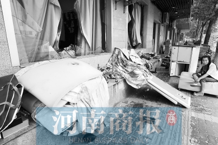 　多間臨街商鋪夜間被砸，店里的沙發(fā)、貨品等被搬到了戶外  侯建勛/攝