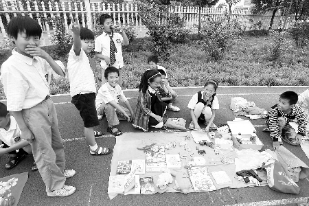 小學(xué)生當(dāng)?shù)財(cái)偫习澹瑪[起攤來(lái)也很專(zhuān)業(yè)