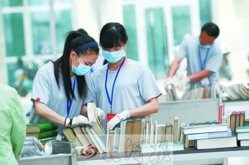 工作人員正在忙著整理書籍,逐一登記、歸類。