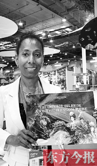 桑麗莎的童話書《皇帝、新娘與龍袍》在上海世博會(huì)加勒比聯(lián)合館與中國讀者見面 資料圖片