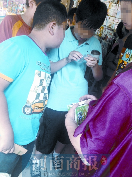 小賣鋪內(nèi)，孩子們圍在一起查看“中獎”情況