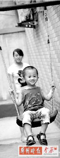 張麗梅說(shuō)，兒子的每張笑臉，都會(huì)讓自己看到希望。