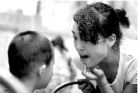 　張麗梅的發(fā)音吐字并不清晰。但她每次教兒子練習(xí)，都力求做到“聲情并茂”。