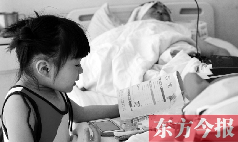 　昨天上午，鄭州市骨科醫(yī)院病房?jī)?nèi)，李剛躺在病床上，女兒嘟嘟在安靜地看書