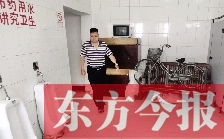 男廁中擺放的電視機(jī)、柜子、自行車(chē)等物品