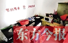 廁所進(jìn)門(mén)中廳，擺放著灶臺(tái)、餐桌、床鋪等，乍一看像個(gè)客廳